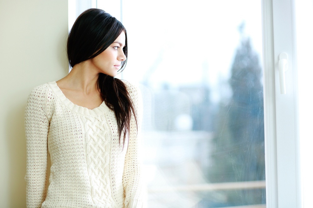 Pregnant woman with a concerned expression, highlighting the importance of comfort during prenatal care